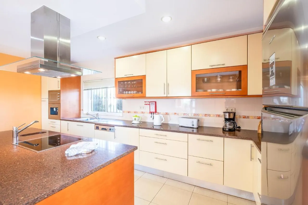 Villa Cordeiro - Heated Pool - Free Wi-Fi - Air Con Guia
